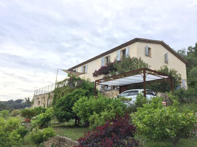 Modernisation de façade légère villa avec aménagement extérieur à Vallauris